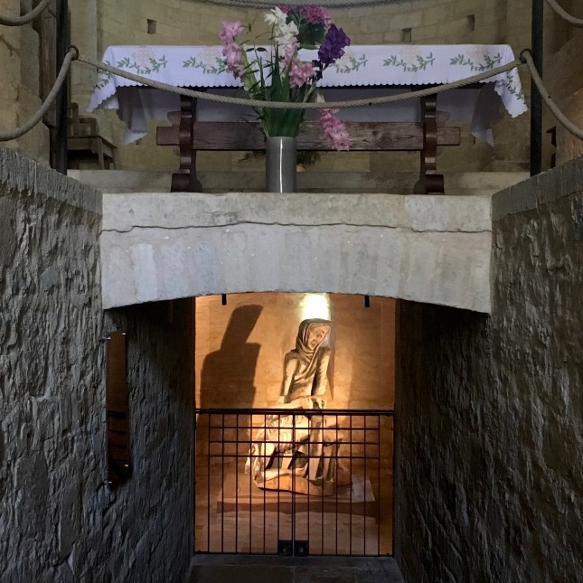 pieta onder altaar.jpg